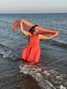 Person bewegt sich im Wasser mit ausgebreiteten Armen