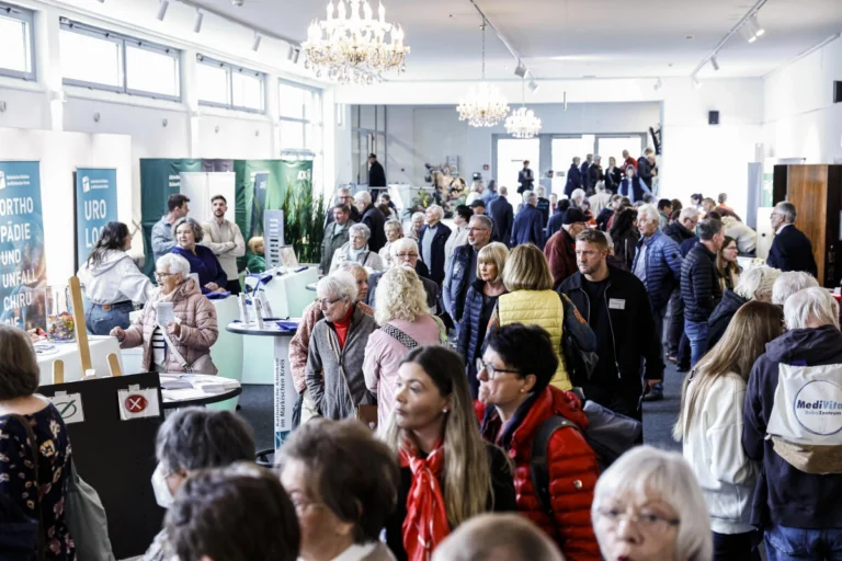 Viele Besucherinnen und Besucher bewegen sich durch den hellen Veranstaltungsraum des Iserlohner Gesundheitstages
