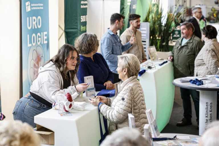 Beratungssituation an einem Informationscounter bei einer Gesundheitsveranstaltung