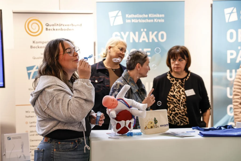 Besucherinnen informieren sich an einem Informationsstand