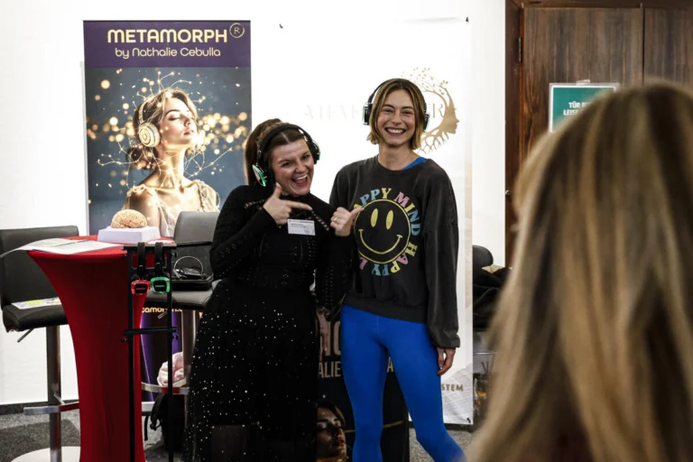 Gruppe von Personen posiert bei einer Veranstaltung vor Bühnenhintergrund