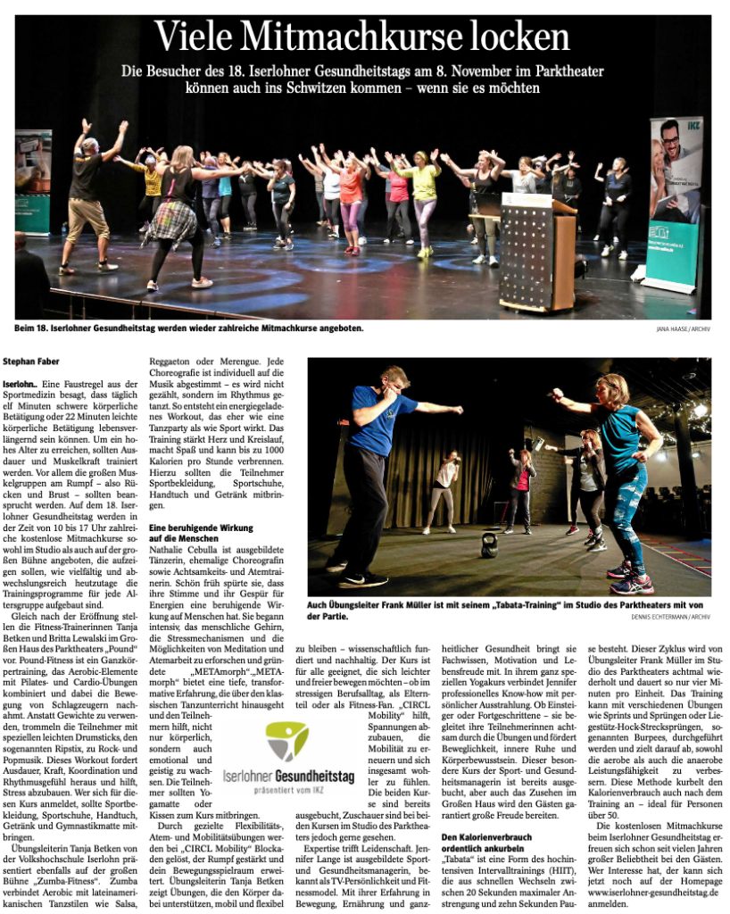 Zeitungsartikel zum Iserlohner Gesundheitstag mit Bild eines Mitmachkurses auf einer Bühne