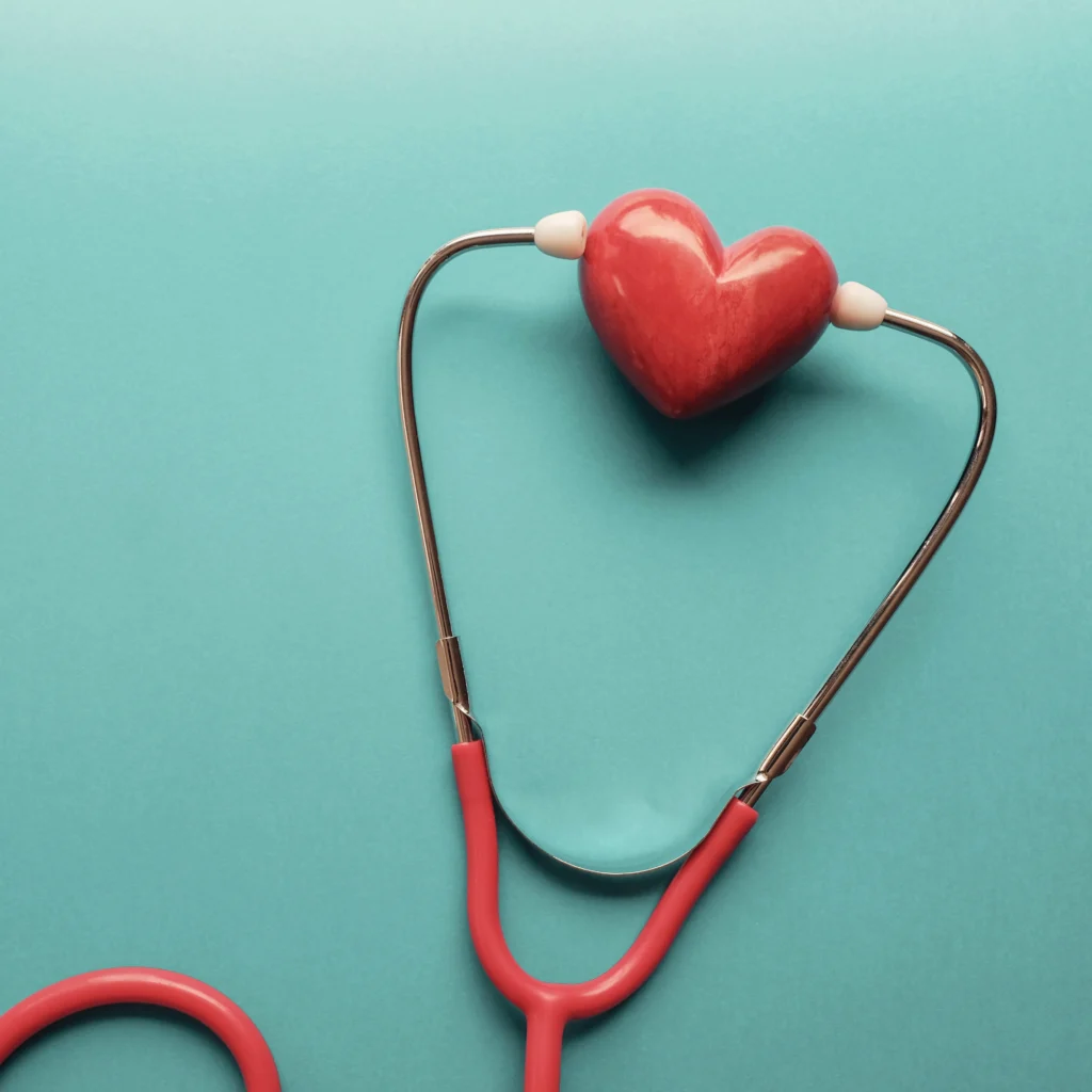 Stethoskop in Herzform als Symbol für Gesundheit