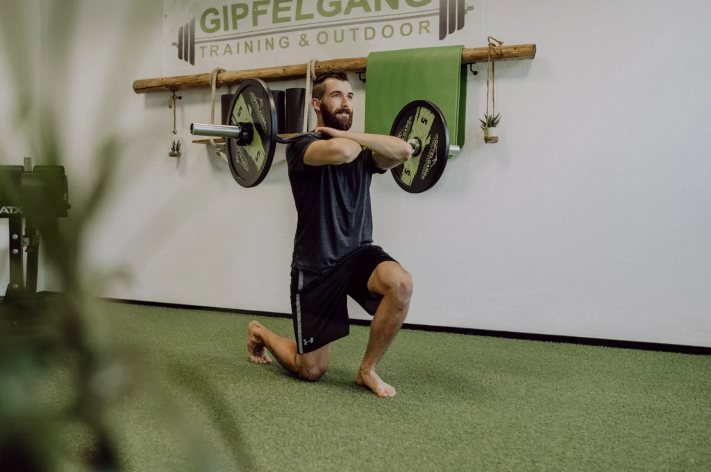 Marwin Isenberg beim tarinieren, er macht einen Ausfallschritt