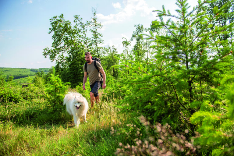 Marwin Isneberg beim Wandern mit seinem Hund (Spitz)