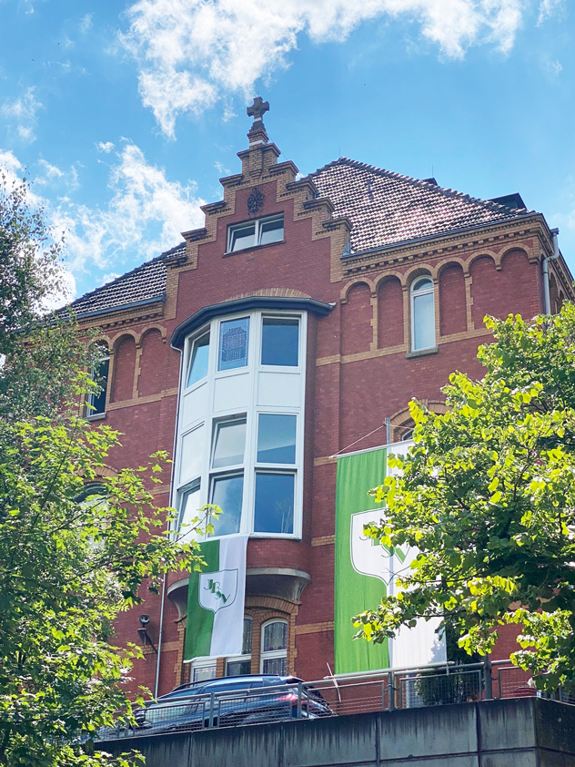 Bild vom Bethanien Krankenhaus in Iserlohn, rotes Backsteingebäude mit Fensterfront