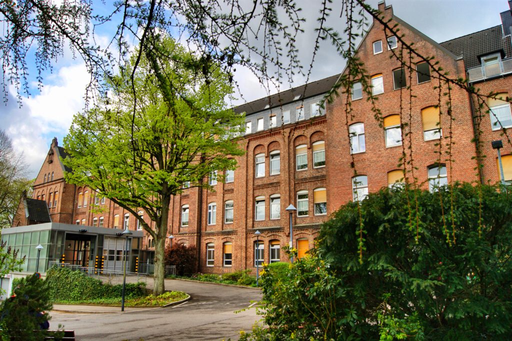 Bild Elisabeth Krankenhaus, rotes Backsteingebäude umrandet von Bäumen